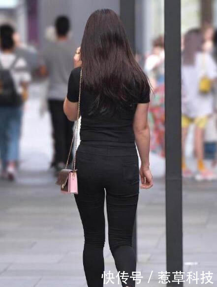  [尽显]街拍美图身姿苗条的小姐姐,简约的穿搭逛街,尽显时尚风采