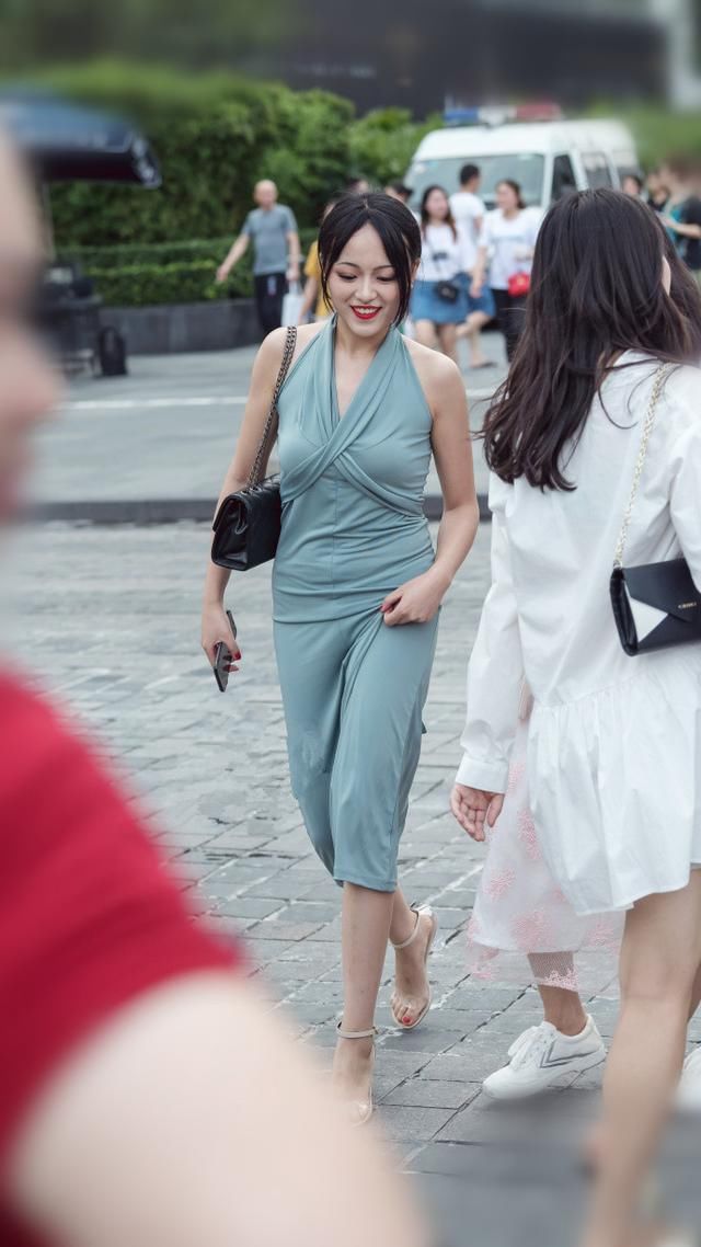 路人街拍，街头路人，各种穿搭，各种风采，个个都是女神!