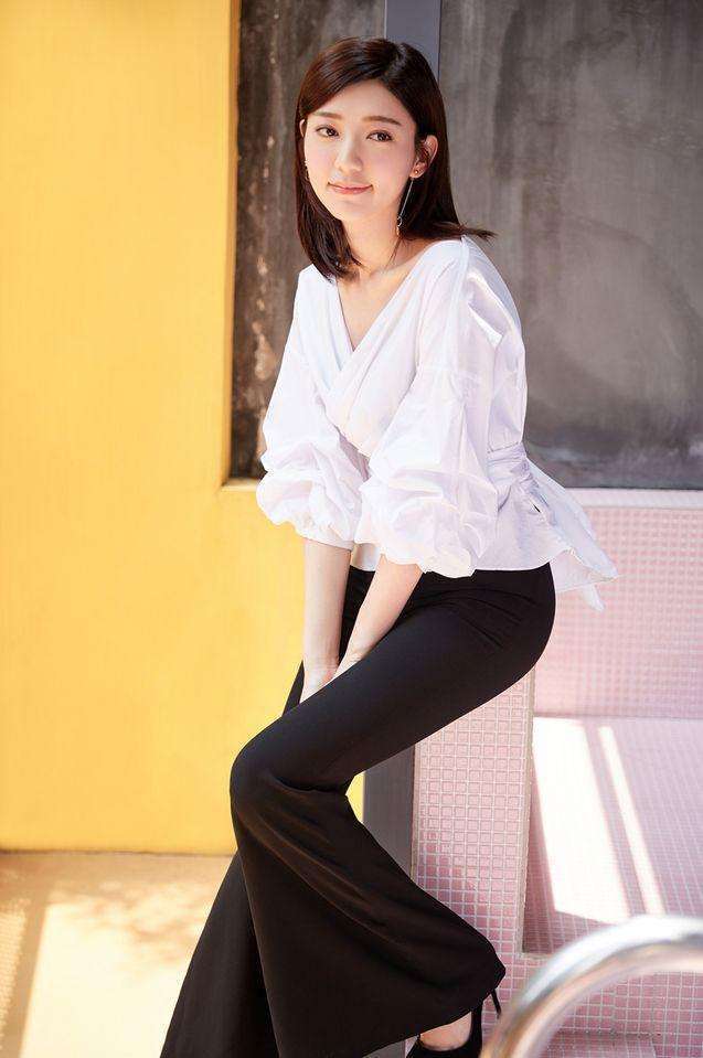 百搭紧身牛仔裤，让人看起来大方文静，很有知性女人气息！