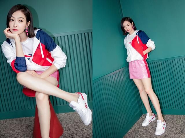 宋茜穿短裙秀美腿，坐下来的瞬间好尴尬！好歹也拿块布遮一遮吧？