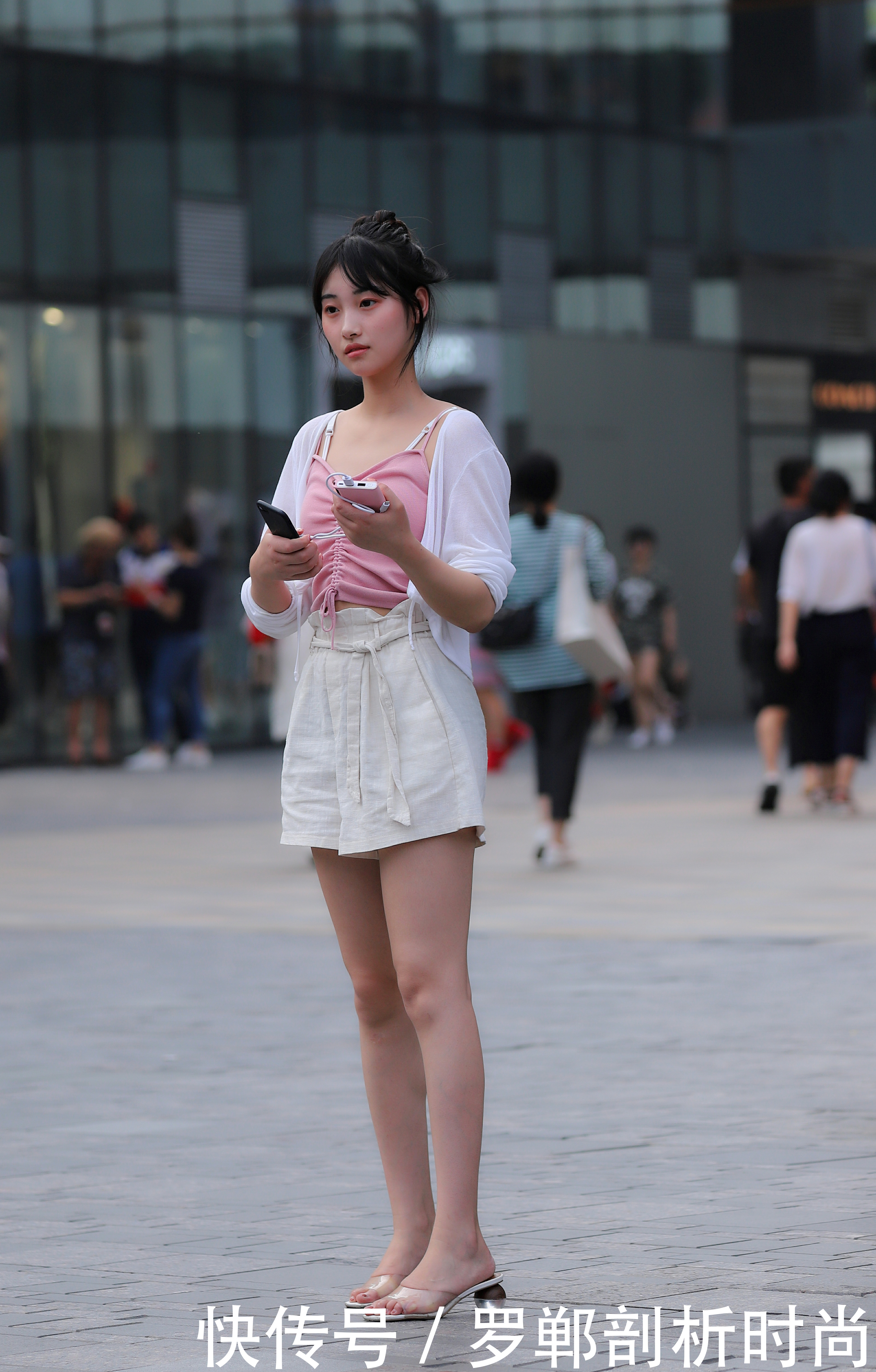 街拍美女:一个有魅的力女人可以是漂亮、高雅、性感、可爱!!