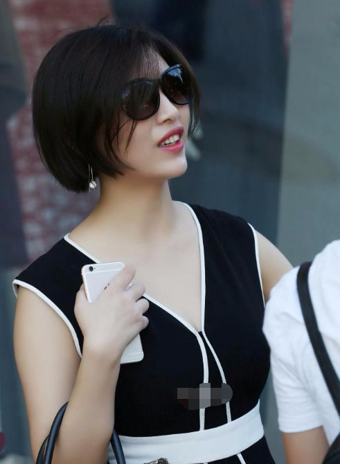 气质小姐姐V领穿搭身材窈窕，黑白裙子飘逸灵动，三分是身材，七