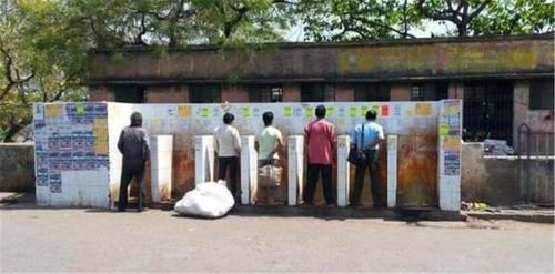  「印度女性」印度都是露天厕所，那么女性上厕所是怎样保护隐私的？