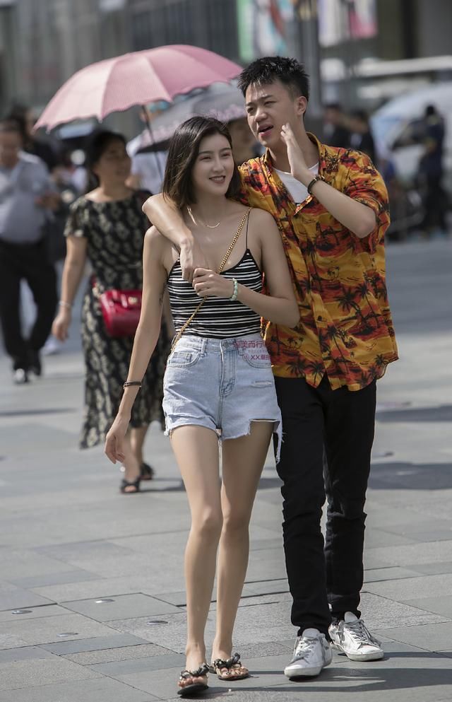 美女们身材太棒了，个个还都是时尚达人，曲线美丽非常耐看