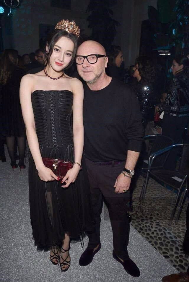 关晓彤一穿上黑裙，气质都不一样了！迪丽热巴都不配当她的对手！