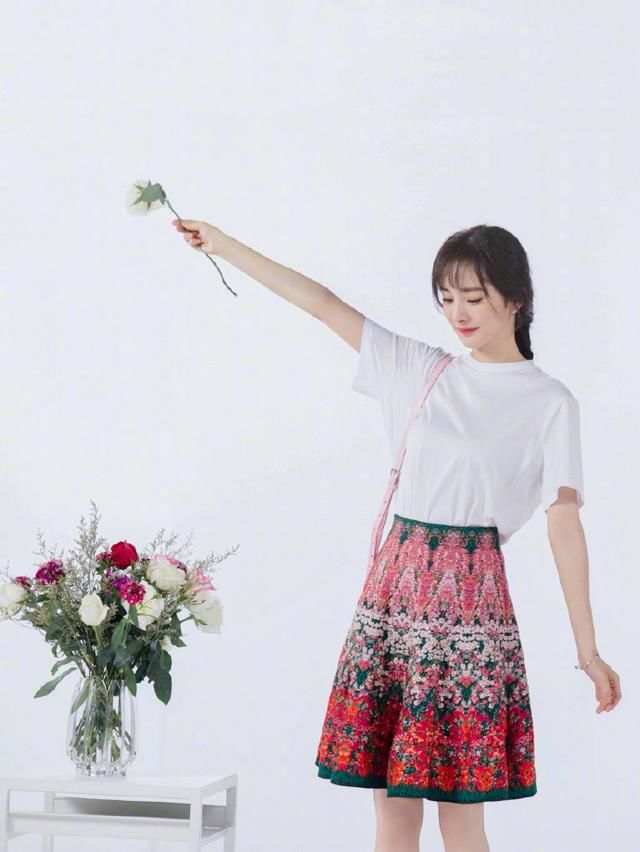 杨幂美腿无敌，半身印花裙穿出仙女感，网友：腰比“A4”还细