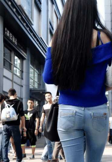 街拍：蓦然回首，早已是物是人非，小姐姐的背影真是漂亮呀！
