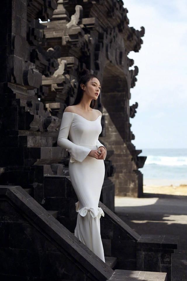 一向玩性感的张馨予，穿个宽大的衣袖裙看着都不习惯了！