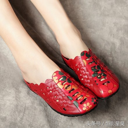 四五十女人别老穿高跟鞋，穿时髦民族风女鞋，美的不像中年人
