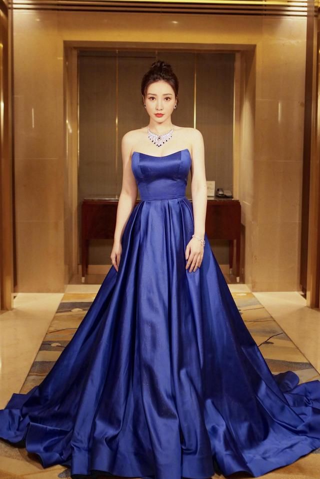 # 凹凸#大红色抹胸连衣裙气质出众，身材凹凸有致，美呆了，柳岩穿衣胆大