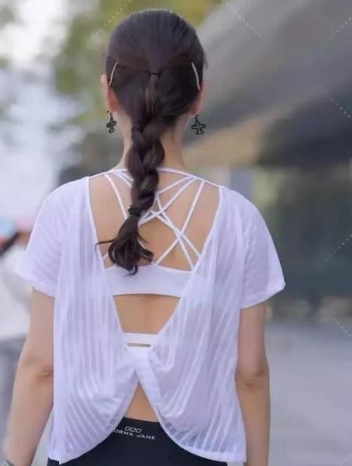  [美女]街拍：皮肤白皙的美女，一条白色的连衣裙，时尚唯美好身姿