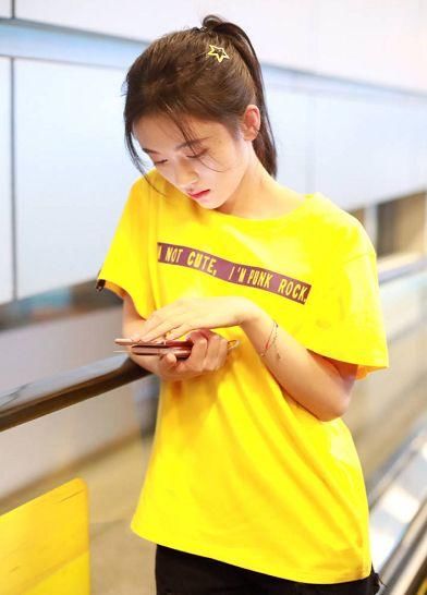 鞠婧祎换发型变邻家妹妹，头上还有小星星，看到她的腿不敢吃饭了