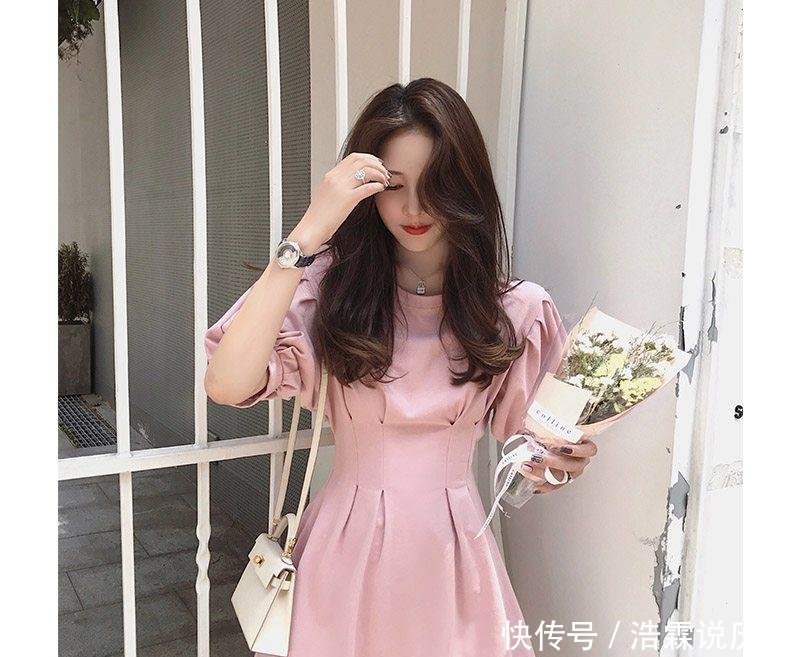  新款@三伏天别穿黑裤子，又土又热！瞧瞧这些新款美裙，时尚淡雅又大气