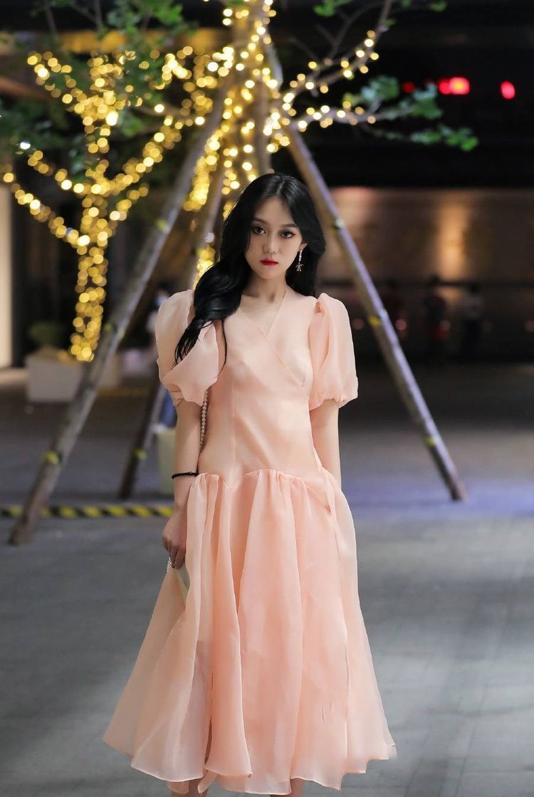  #倾城#一貌倾城的小姐姐,一条灰色百褶裙,时尚曼妙好身姿!