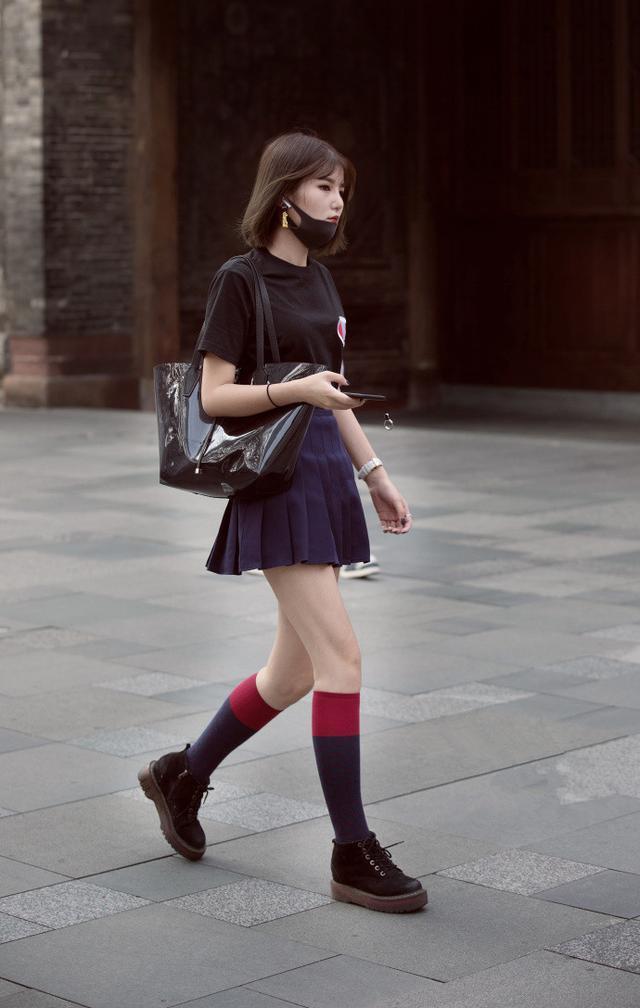 街拍, 性感美女白色背心搭配黑色内衣, 身材丰满 可爱的让人激动!