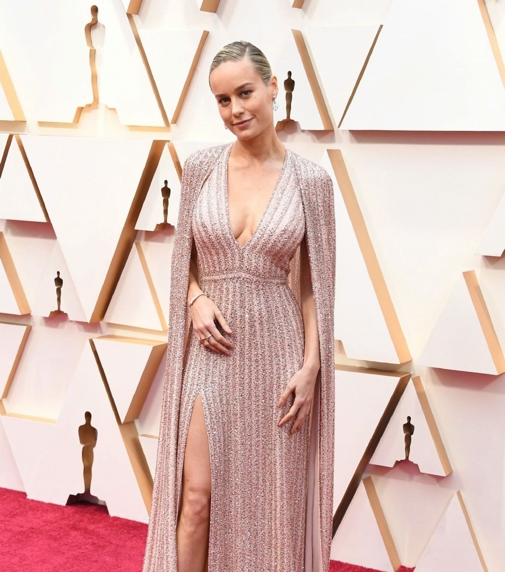  「不少」“惊队”布丽·拉尔森现身活动！容颜虽憔悴不少，身材却让人惊艳