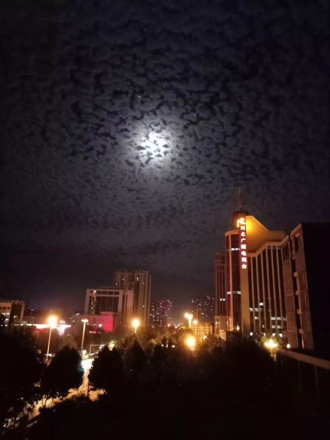 天上惊现“地震云”石家庄又火了？对不起，你又想多了！