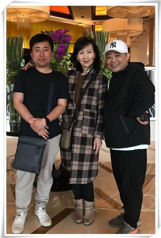 59岁陈美琪满面皱纹，优雅的老去，网友：不打针的脸就是这样真实