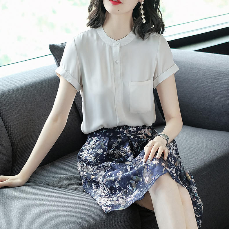 奔四女人穿名媛套装，魅力有型的半身裙套装散发出职业的利落气息