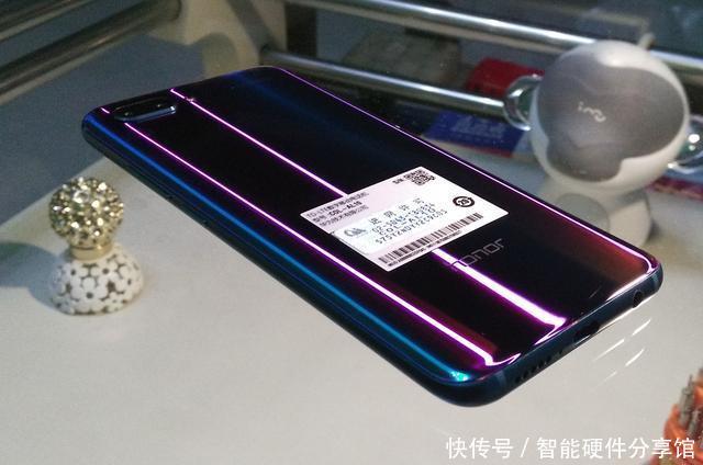 荣耀10开箱赏图,变色极光玻璃后盖颜值赛过iP