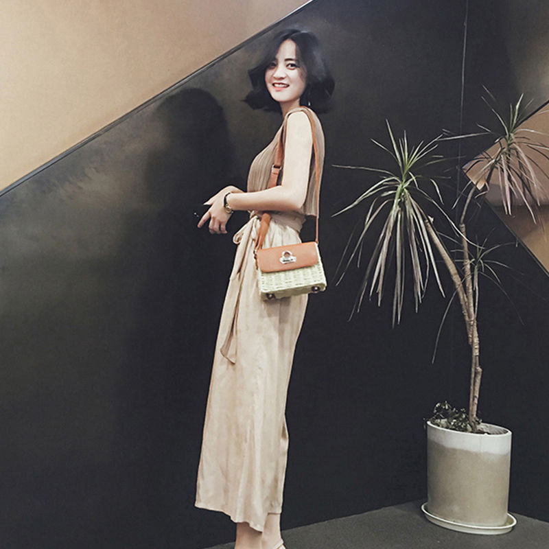 出门旅游穿裙装太麻烦!今年巨流行的气质套装,上身遮肉又洋气