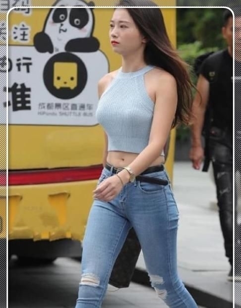  『气质』简约穿搭：街头偶遇气质小姐姐，牛仔裤搭配背心，时尚的潮流风格