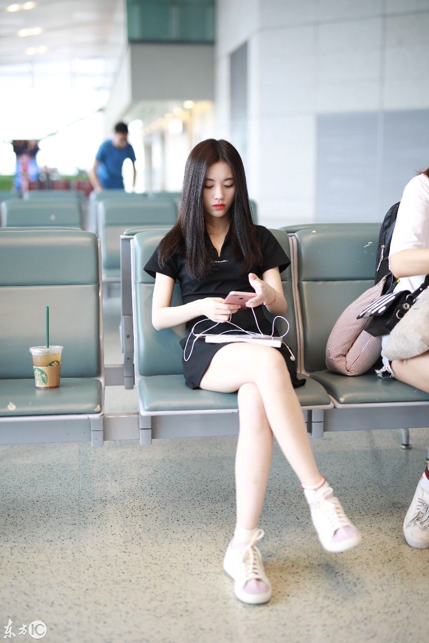 鞠婧祎现身机场，肤色美白抢镜夺目