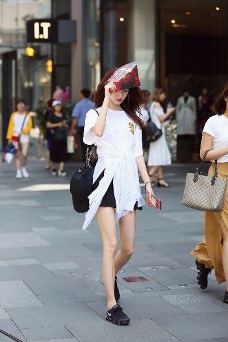 路人街拍，两位小姐姐身穿同款吊带衫，性感又妩媚