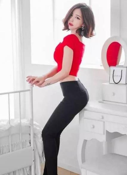 紧身裤更加的显身材提臀， 展现优雅之美，修身不臃肿