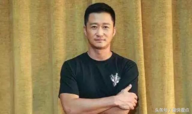 吴京更博幽默二字回应事件，黑白照不攻自破，网友：心态真好