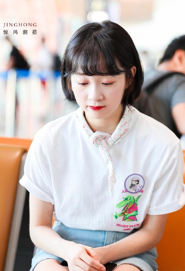 李子璇真会装嫩，23岁还穿小学生的衣服，却被裙子勒出了小肚子