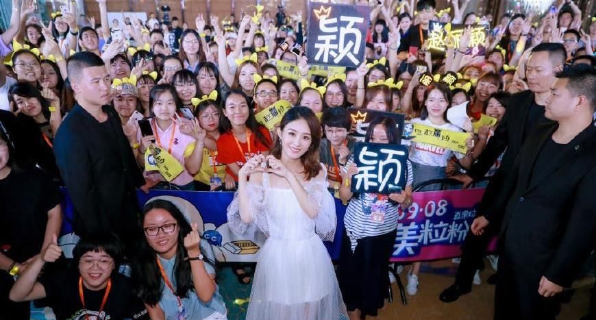 被网友偶遇衣着宽松 工作室否认怀孕 赵丽颖下场回击