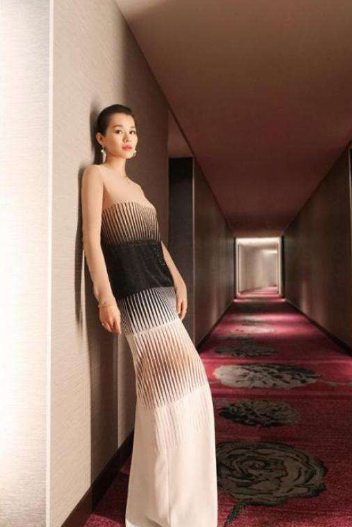 胡杏儿新发型有点丑，穿青花瓷连衣裙满是大妈气，网友：满屏尴尬