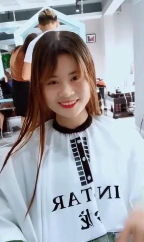 笑起来很甜的女孩突然想换个发型，剪了短发之后没想到这么的漂亮