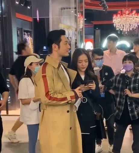  保镖：黄晓明拍戏排场大！遭粉丝全面围堵，多位保镖成人墙保护！