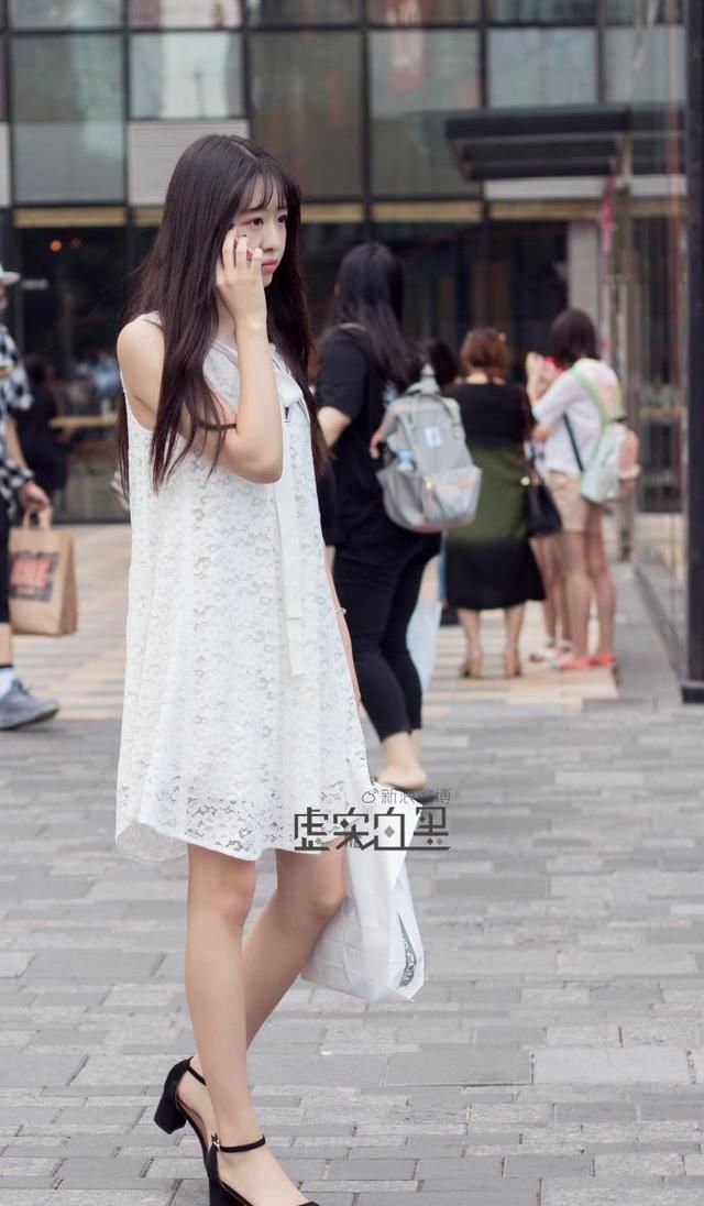 街拍时尚秀：路人街拍，高分路人闺蜜街头抓拍，气质不比明星差