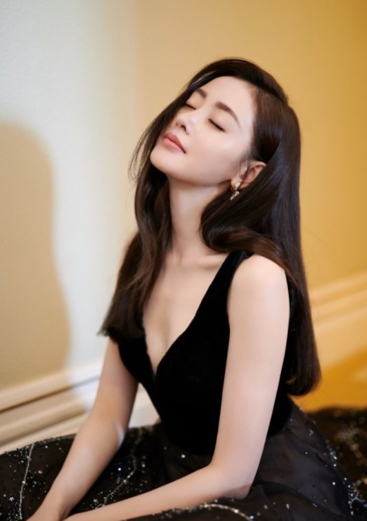 张天爱出席活动，身着Dennis Basso黑色礼服，搭配Jimmy-Choo鞋子