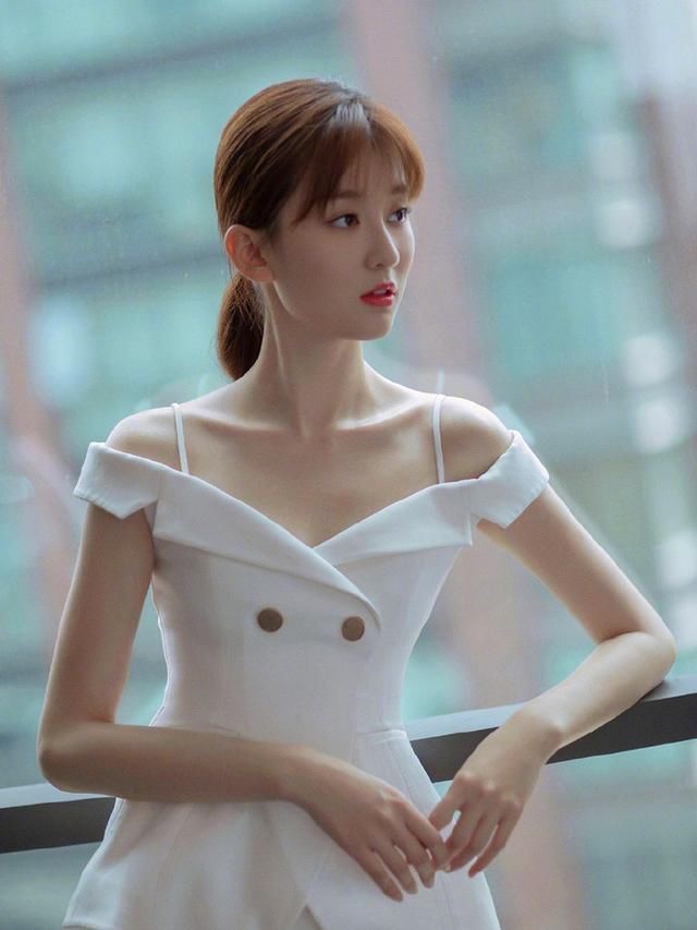 乔欣穿一席白色套装，小露香肩上演骨感诱惑，衣品好就是任性！