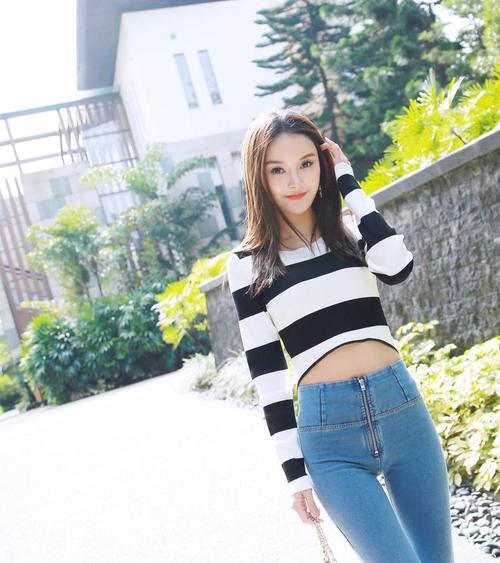 弹力贴合牛仔裤美女，现“麻杆腿”，网友：放大后更美！