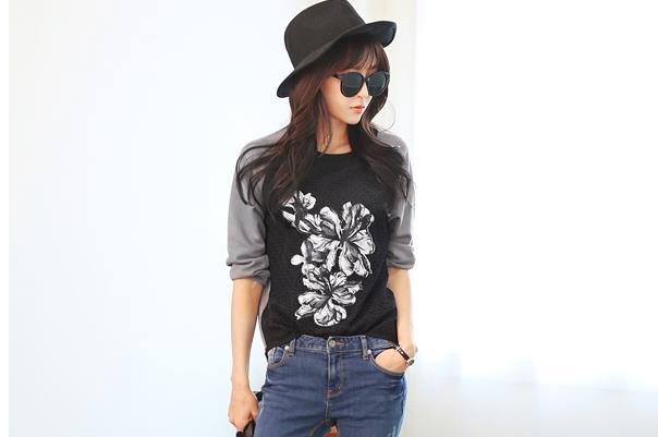 漂亮的小姐姐长发飘飘,含蓄的纹身有一种隐约美!