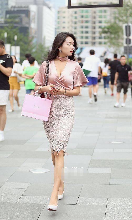 美丽的女人穿着长长的浅紫色T桖