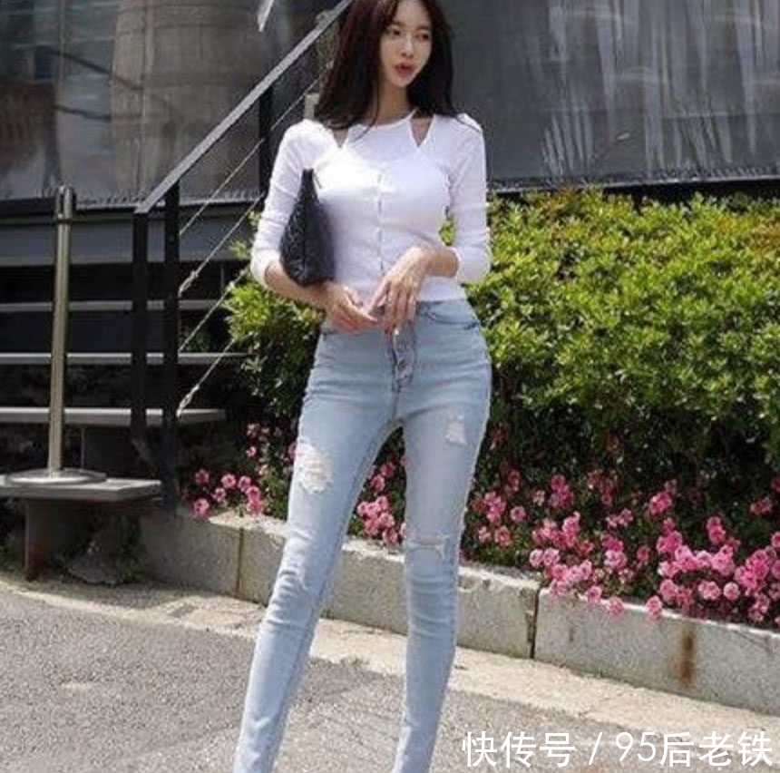 时髦紧身的牛仔裤穿上瞬间:视觉很甜美,显自然时尚之美