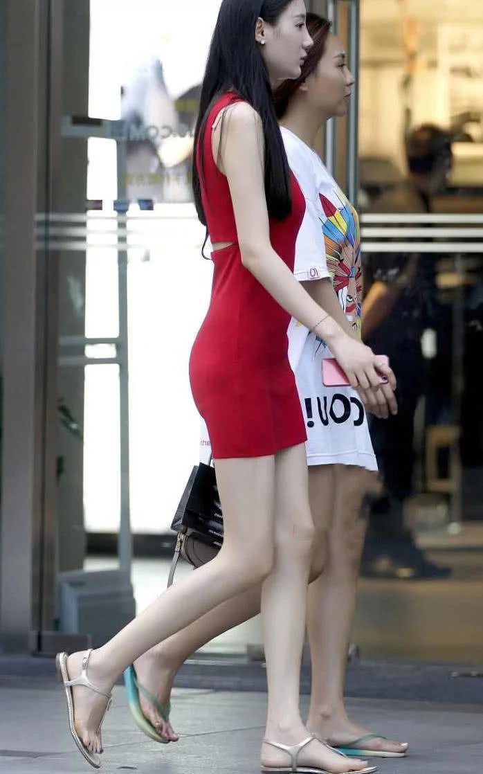 丰满小姐姐紧身裙显凹凸线条，很有看点