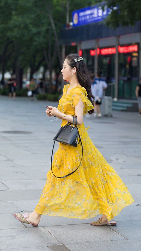 重庆街拍:超美的黄色碎花雪纺长裙搭配发夹，百花中的一枚美仙子