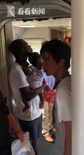 车厢温度超40度乘客热成狗 网友:英火车咋没空调