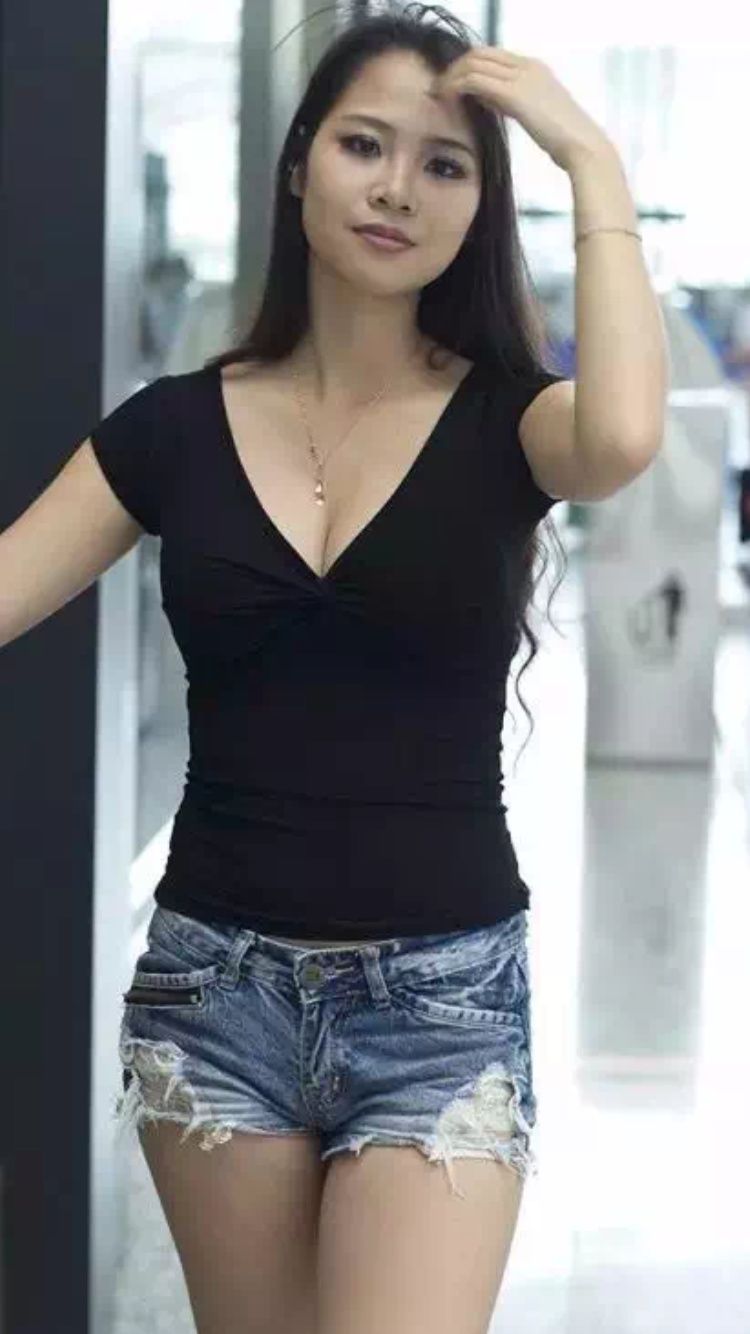 性感街拍丨美女以这种姿势上车，看着让人想开车!