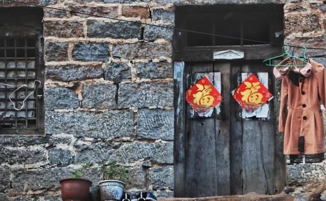  『坐落』1700米的悬崖上，坐落着中国最危险的村庄，风景绝美