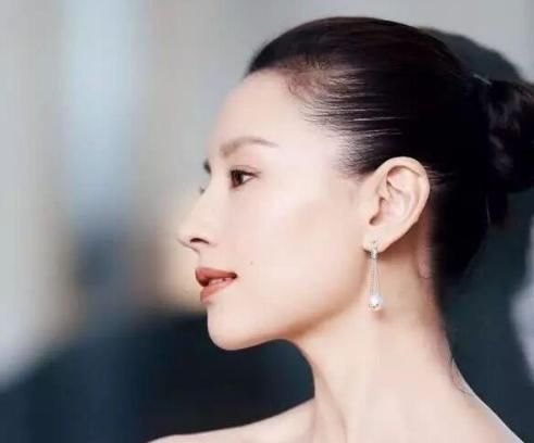  『女人』发际线高的女人别扎高马尾，换个发型更有气质，时尚减龄还不俗