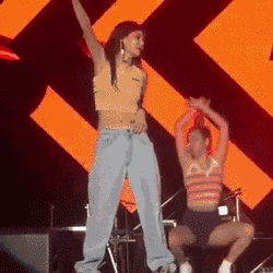 台上脱到只剩胸罩，尺度堪比十八禁?离开张翰后，娜扎也变放荡了!