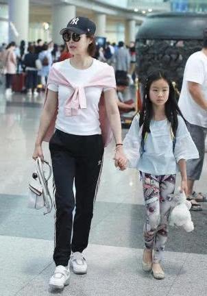 佟大为女儿直接穿条花打底裤出门,长腿藏不住,网友:爸爸选的?